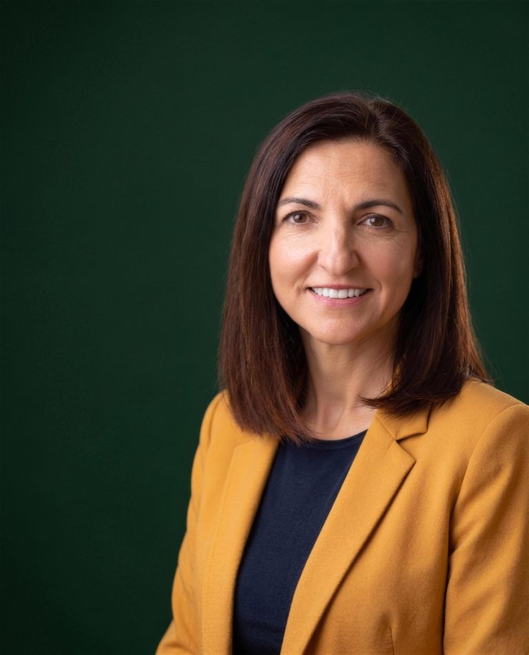 Silvia García Fernández, retrato sobre fondo verde