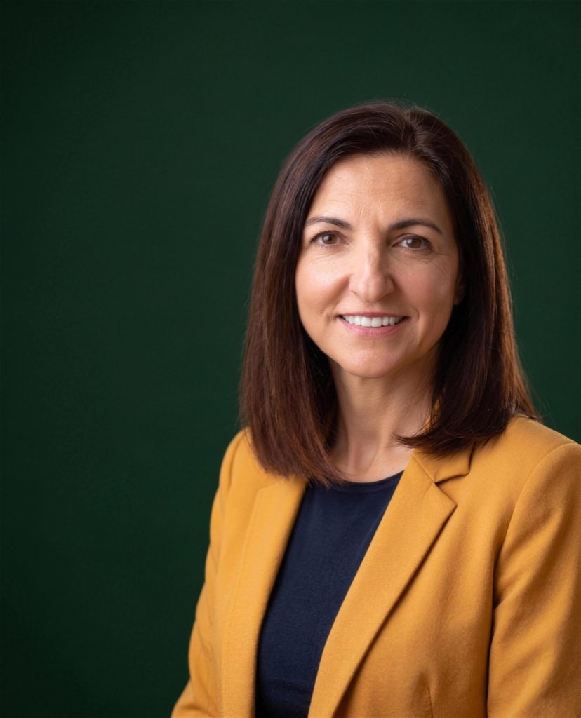 Silvia García Fernández, retrato sobre fondo verde